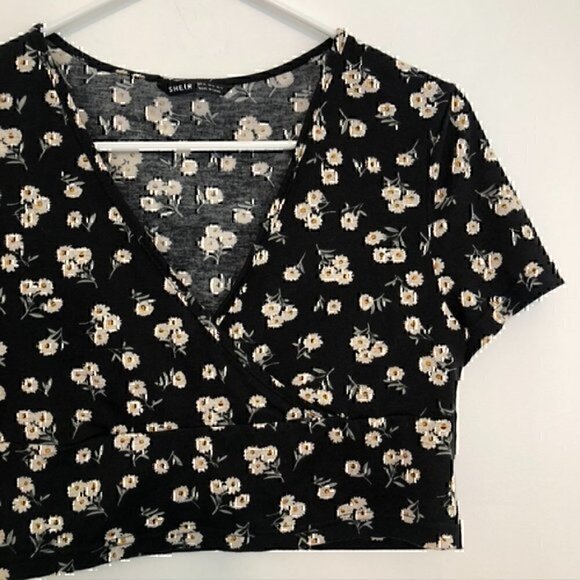SHEIN Quite Ditsy Floral Print Surplice Neck Crop Top Tee Black White Daisy 12 - Picture 5 of 12